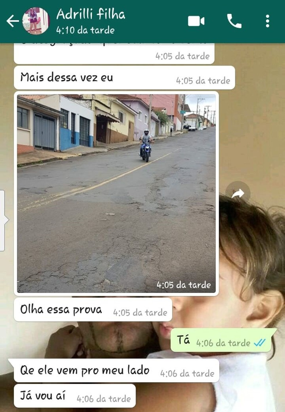 Adrielli mandou mensagem para mãe com a foto do ex-namorado em uma moto, logo atrás dela em São Manuel — Foto: WhatsApp/ Reprodução 