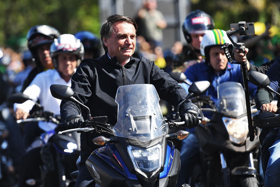 Bolsonaro participa de motociata no Rio