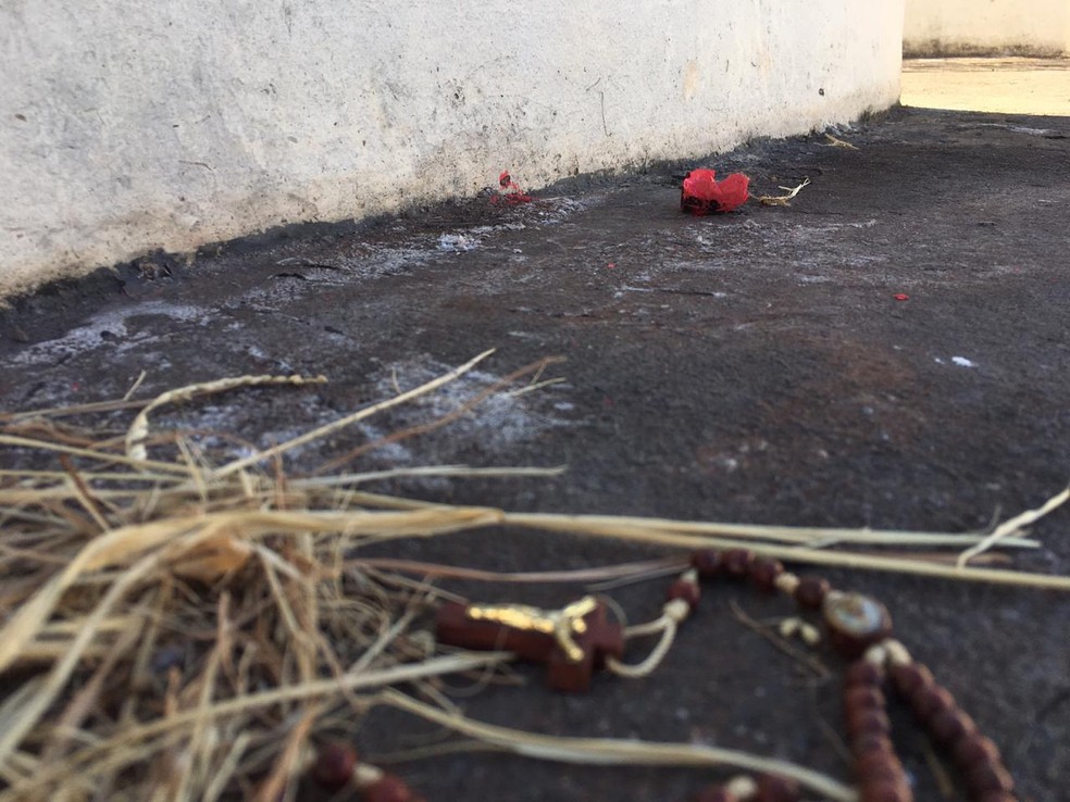 Tinta de cor vermelha foi colocada dentro de cascas de ovos vazias — Foto: Stephanie Fonseca/G1