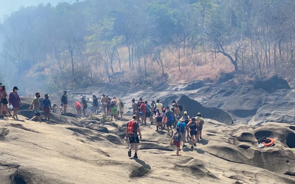 Turistas ficam isolados em meio a incêndio no Vale da Lua, em Alto Paraíso de Goiás — Foto: Walmir Cunha/Arquivo Pessoal