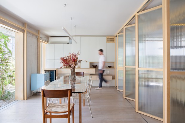 Décor do dia: sala de jantar com portas de vidro pivotantes e inspiração japonesa (Foto: André Mortatti)