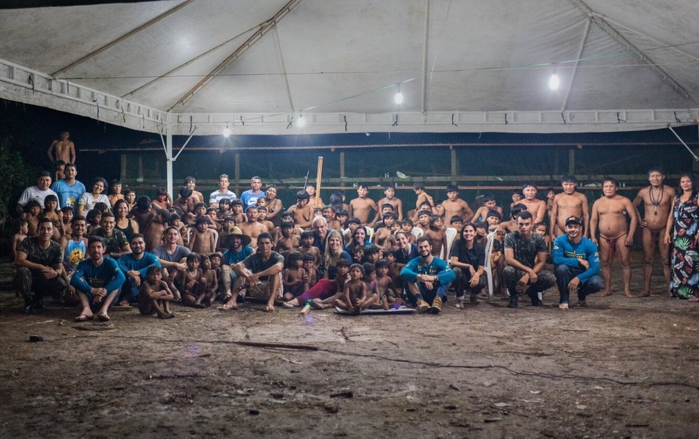 Especialistas e indígenas em tenda onde foi feito o mutirão de atendimento — Foto: Doutores Sem Fronteiras/Divulgação