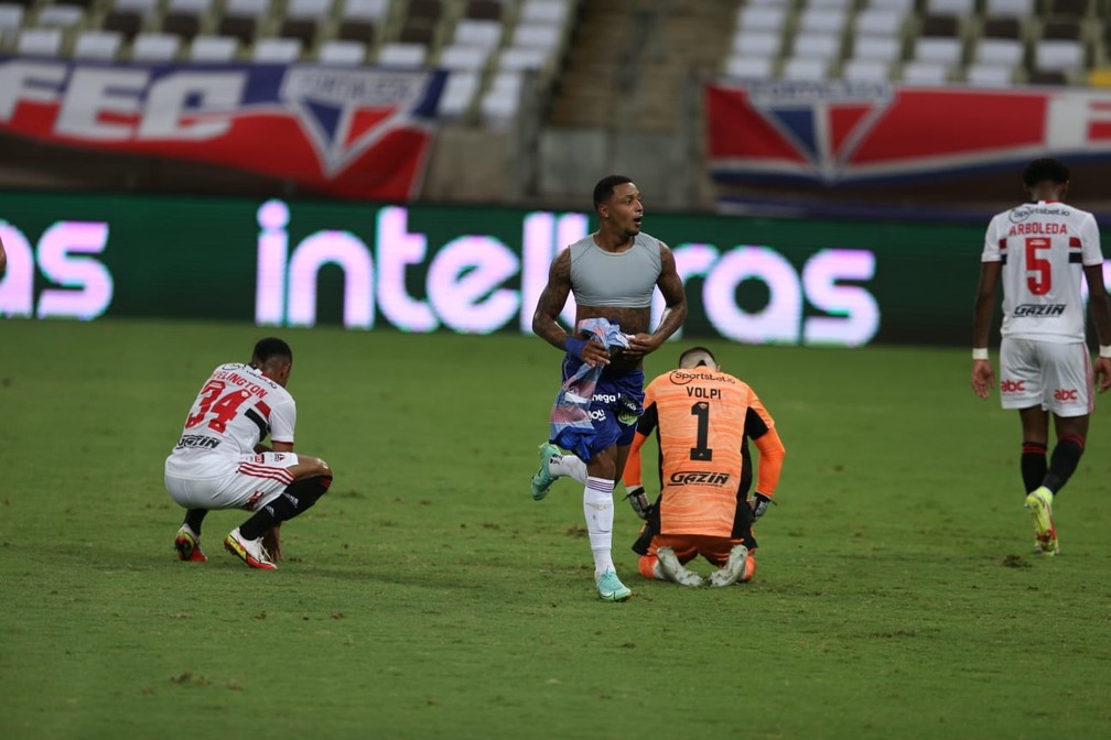 Jogadores do São Paulo lamentam gol do Fortaleza — Foto: Kid Jr. / SVM