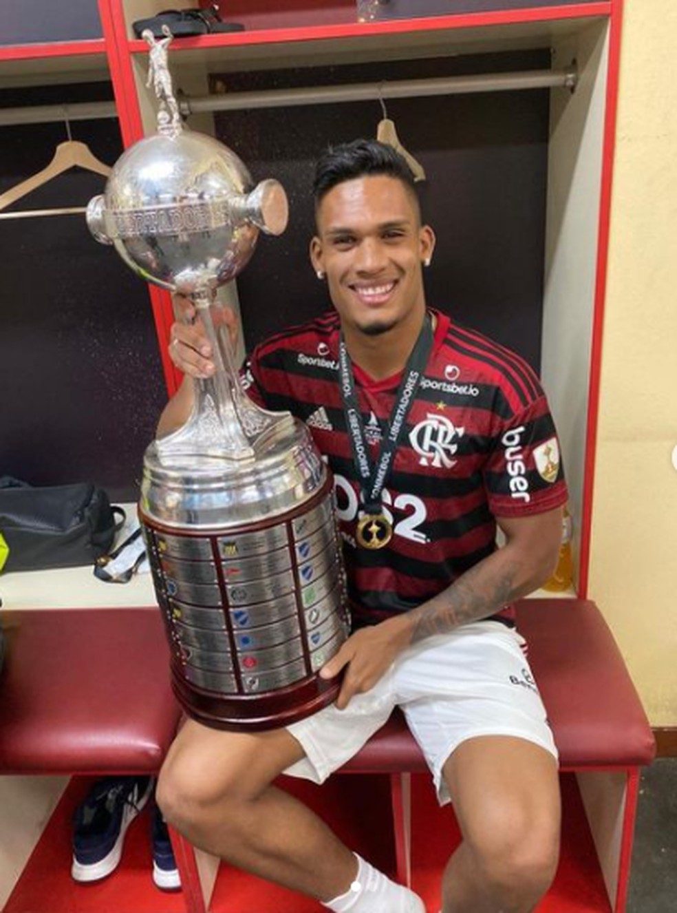 Rafael Santos no vestiário em Lima, onde o Flamengo conquistou a Libertadores em 2019 — Foto: Reprodução