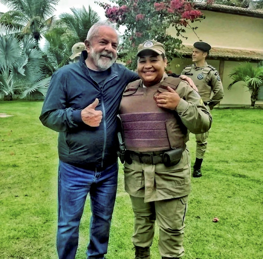 Lula posou para foto ao lado de Policial Militar antes de deixar Trancoso (BA)