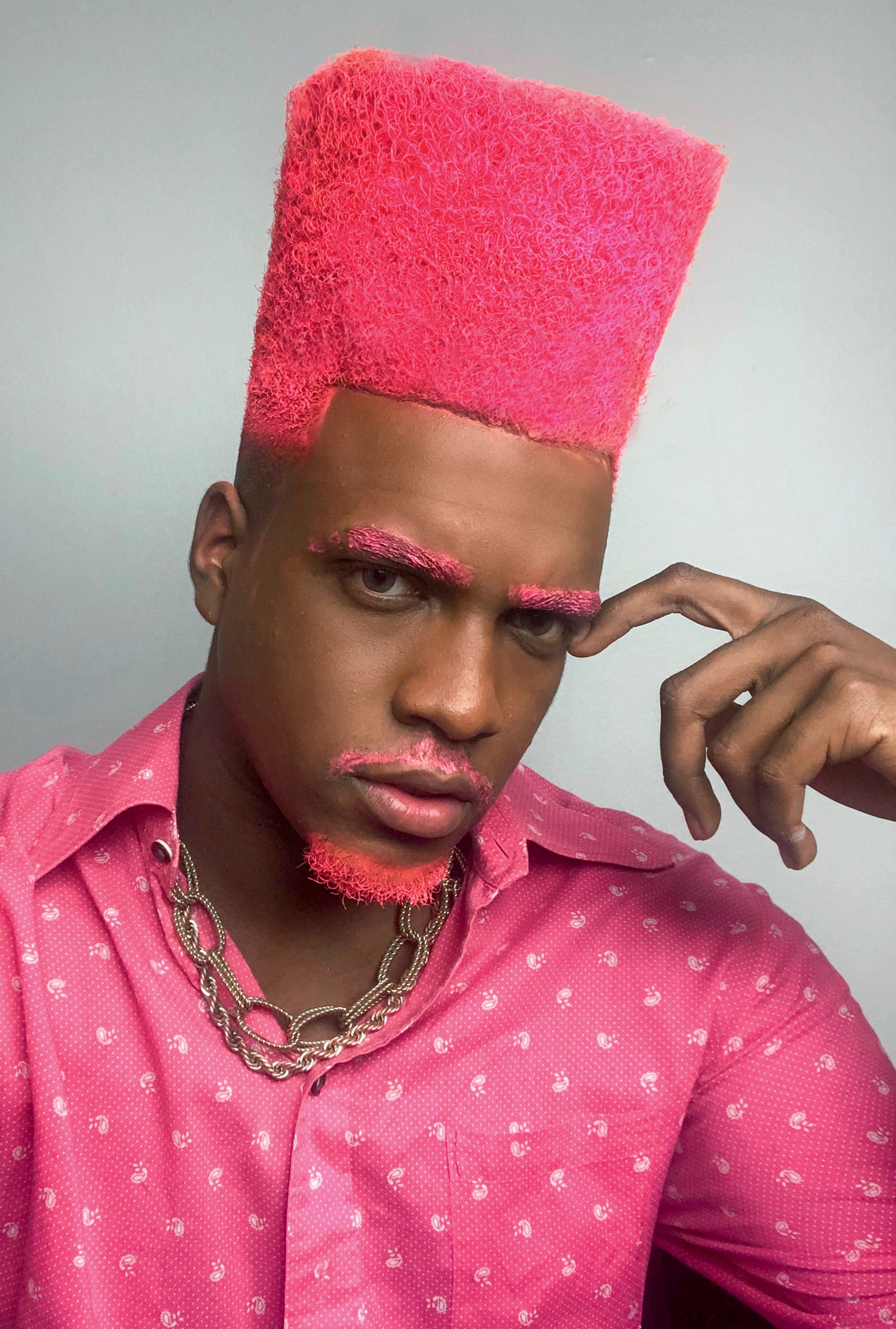Black power: Matheus Pasquarelli exibe cabelo em estilo afro, sobrancelhas e cavanhaque na cor rosa  (Foto: Gustavo Arraes)