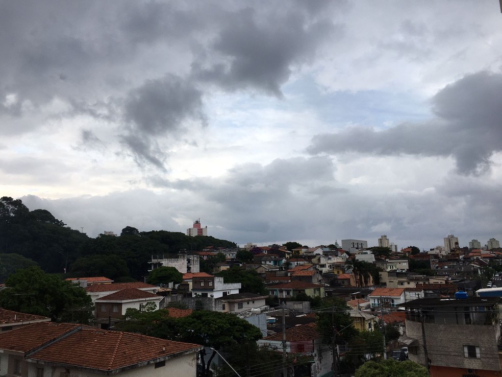 Céu nublado no Sacomã, na Zona Sul de SP — Foto: Deslange Paiva/ g1 SP