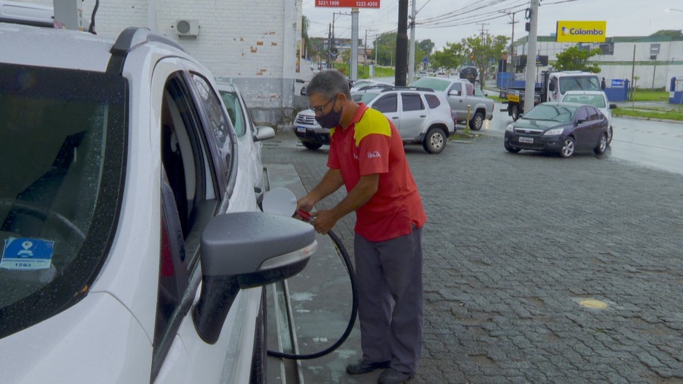 Santa Maria teve filas em postos de gasolina para se antecipar ao reajuste nos combustíveis — Foto: Reprodução/RBS TV