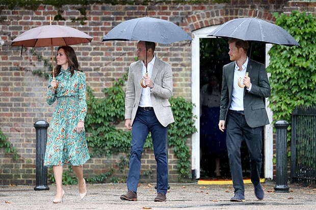 The Duchess of Cambridge, Prince William and Prince Harry visiting the White Garden at Kensington Palace on the eve of the twentieth anniversary of the death of Diana, Princess of Wales. The garden is planted with flowers and foliage reminiscent of Diana's unique style (Foto: REX FEATURES)