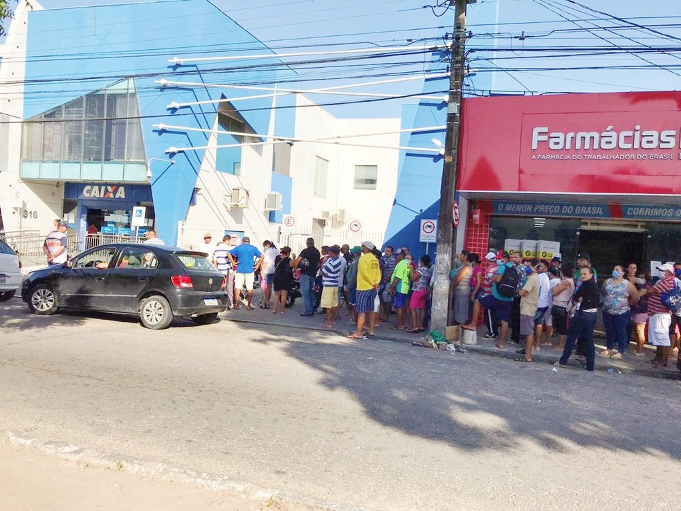 Pessoas se aglomeram em frente à agência da Caixa Econômica em Parnamirim, na Grande Natal, nesta terça (14). — Foto: Ayrton Freire/Inter TV Cabugi