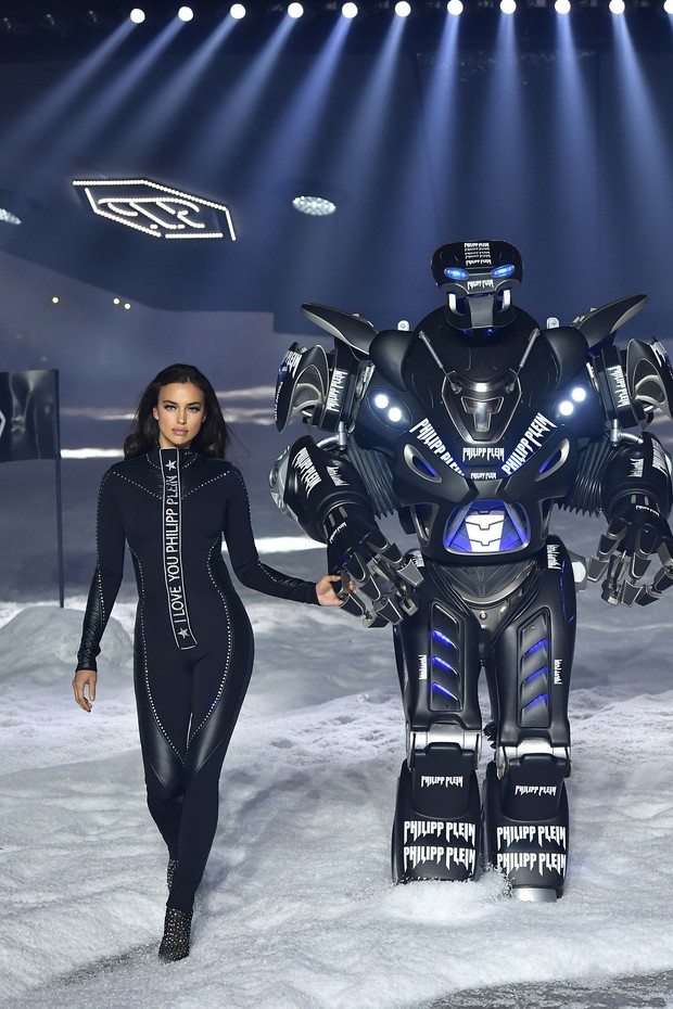 NEW YORK, NY - FEBRUARY 10:  Irina Shayk walks the runway at Philipp Plein fashion show during the February 2018 New York Fashion Week: The Shows on February 10, 2018 in New York City.  (Photo by Slaven Vlasic/Getty Images) (Foto: Getty Images)