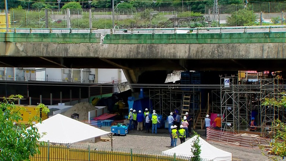 Prefeitura de SP usa macacos hidrÃ¡ulicos para nivelar viaduto que cedeu na Marginal Pinheiros â€” Foto: ReproduÃ§Ã£o/GloboNews