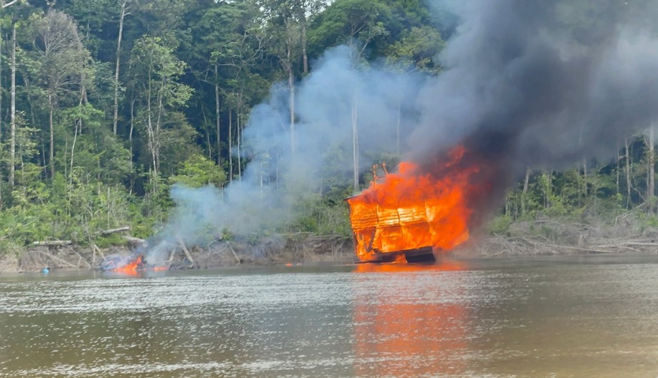 Operação Uiara III da PF destrói balsas do garimpo ilegal no rio Jutaí