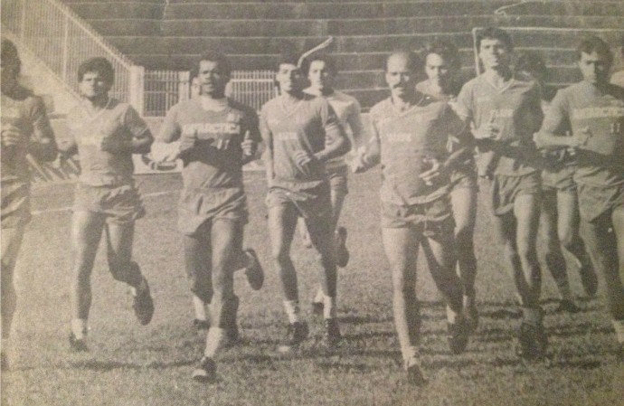 Vevé (primeiro à esquerda) corre ao lado de Mário Sérgio em treino do Botafogo-SP (Foto: Arquivo Pessoal)