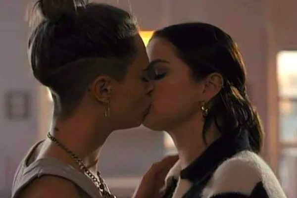 O beijo de Cara Delevingne e Selena Gomez em cena de Only Murders in the Building (Foto: Reprodução)
