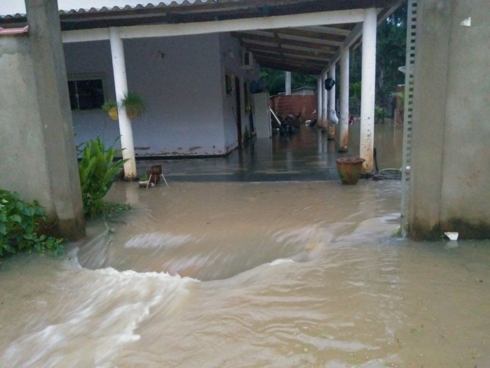 Casas foram alagadas durante enchente e moradores estão ilhados (Foto: Isais Luiz/Arquivo pessoal)