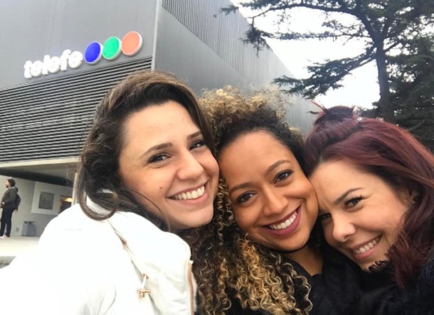 Francis, Aretha e Fernanda em frente aos estúdios da emissora argentina Telefe, onde era gravada a novela (Foto: Reprodução/Instagram)