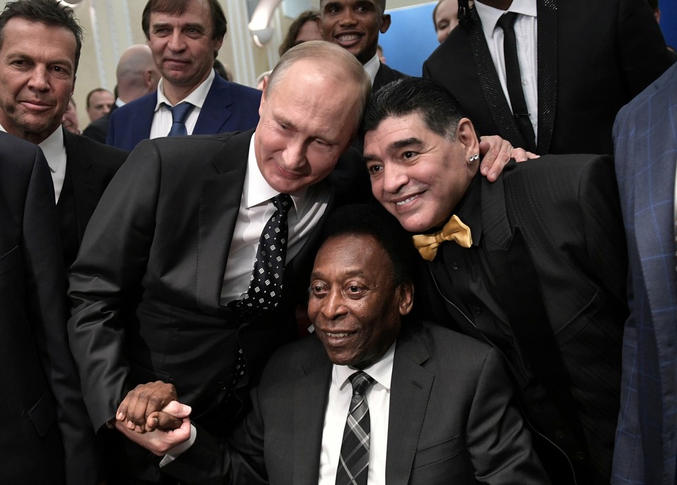 Com o presidente da RÃºssia, Vladimir Putin, e Maradona, em rÃ¡pida apariÃ§Ã£o antes da Mundial de 2018 â?? Foto: Sputnik/Alexey Nikolsky/Kremlin via Reuters