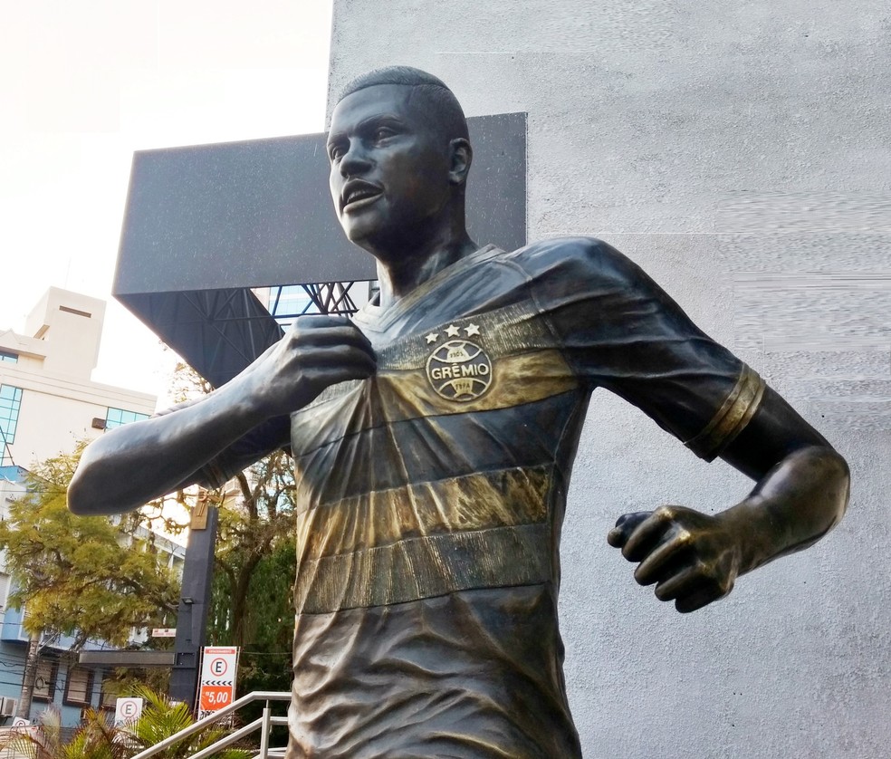 Estátua de Pedro Rocha em Porto Alegre. Escultura foi feita a pedido da família, em homenagem aos gols na final da Copa do Brasil — Foto: Kin Viana/Divulgação