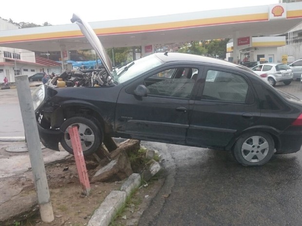 Um dos carros envolvidos no acidente ficou preso nas barras de ferro da calçada (Foto: Cau Rodrigues/G1)