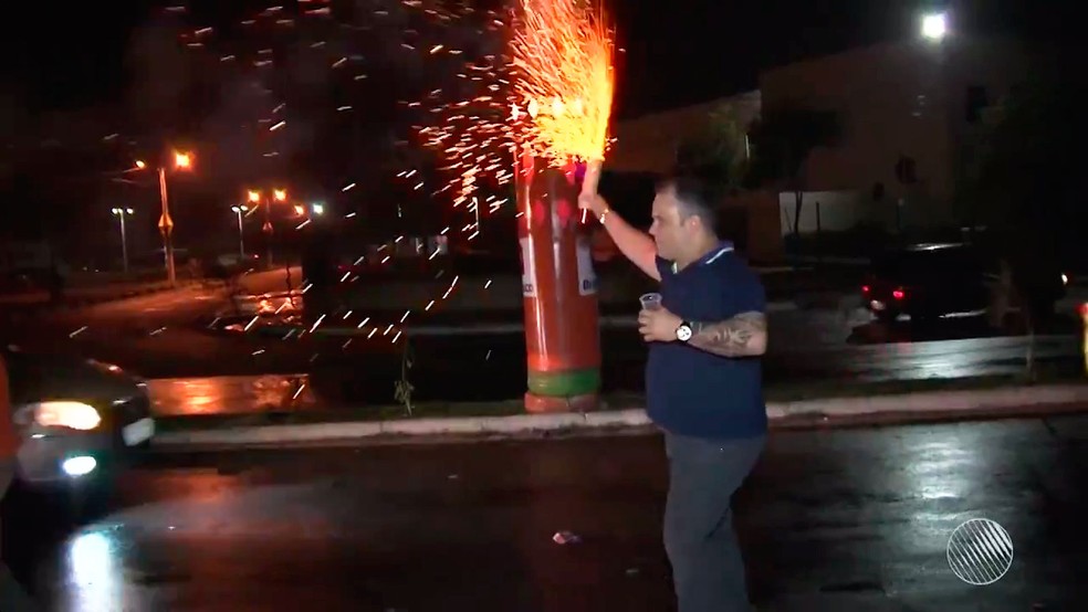 Guerra de espadas em Senhor do Bonfim (Foto: Reprodu&ccedil;&atilde;o/TV Bahia)