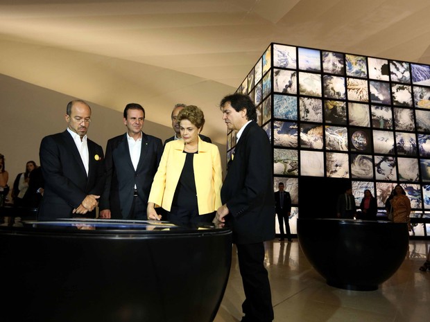 Dilma observa uma das instalações do Museu do Amanhã (Foto: Beth Santos / Prefeitura do Rio)