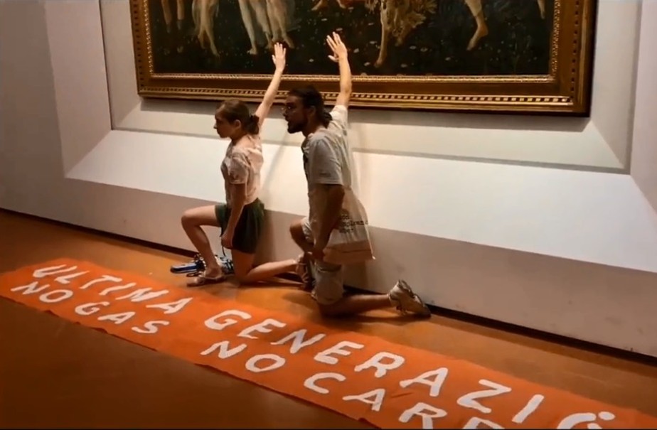 Ativistas colam mão em obra de Botticelli, em Florença, na itália