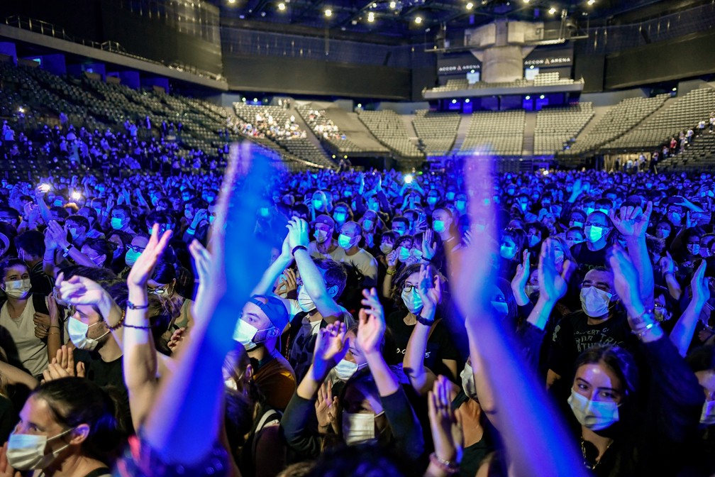 Público participa de show-teste em Paris com apresentação da banda Indochine na AccorHotels Arena. Uso de máscaras era obrigatório. — Foto: STEPHANE DE SAKUTIN / AFP