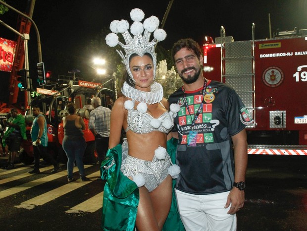 Thaila Ayala, musa da Grande Rio, e noivo Renato Goes (Foto: Marcos Ferreira / Brazil News)