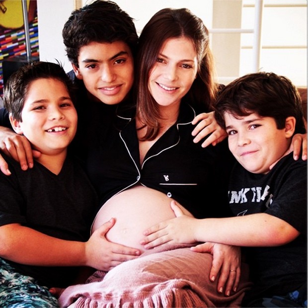 Ana Paula Tabalipa com os filhos (Foto: Reprodução / Instagram)