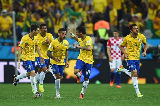 Neymar comemora no estádio. Barulho nas ruas foi maior (Foto: Getty Images)