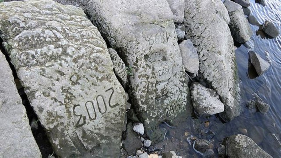 Nesta pedra foram gravados os anos 1893, 1899, 2003 e 2015 — Foto: Bernd Gross/CC-BY-SA-3.0-DE