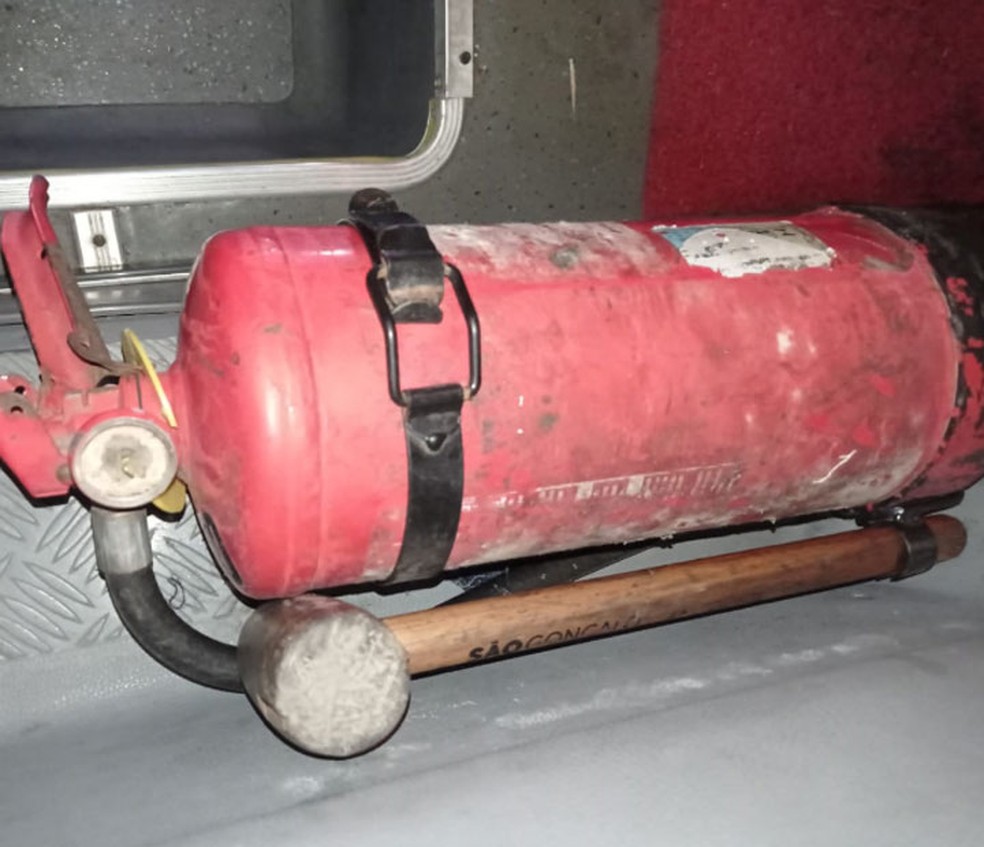 Extintor de incêndio danificado e vencido encontrado em veículo clandestino na Bahia — Foto: Divulgação/ANTT