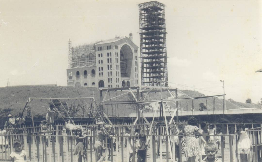 Foto antiga mostra construção da torre Brasília no Santuário Nacional de Aparecida