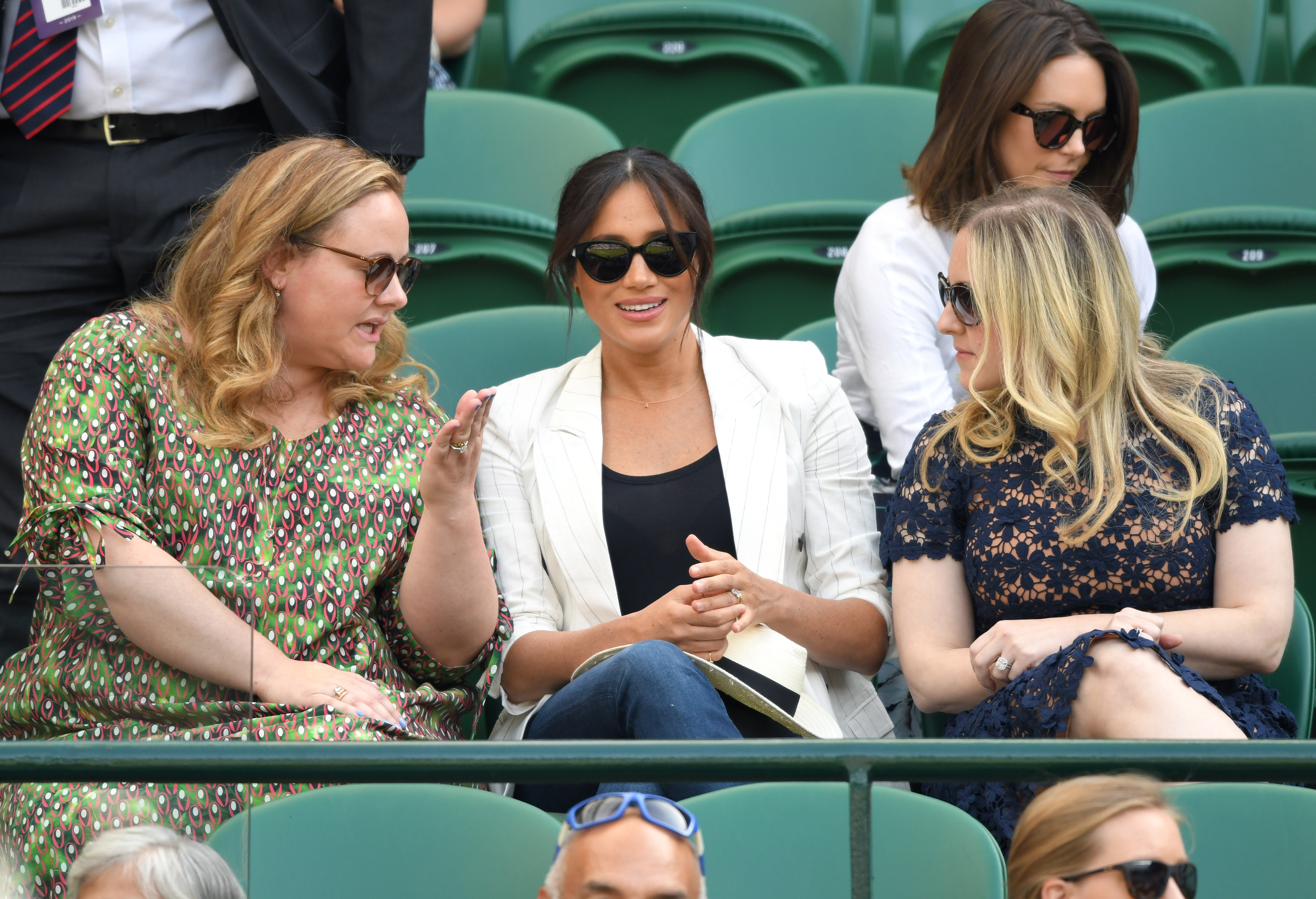 Meghan Markle com duas amigas durante uma partida de tênis do torneio de Wimbledon (Foto: Getty Images)