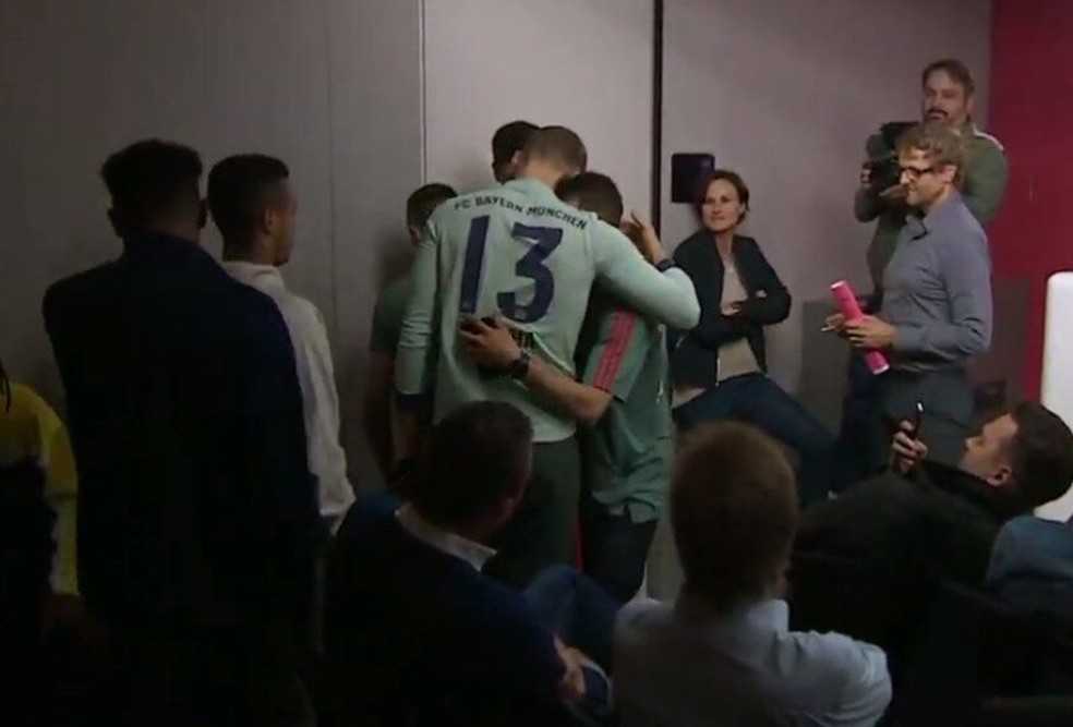 Rafinha recebe carinho de Lewandowski e Neuer &mdash; Foto: Bayern TV