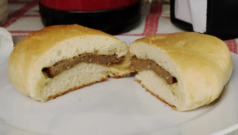 Aprenda a preparar uma massa rápida e fácil para fazer hamburgão, sonho e outros tipos de lanches 