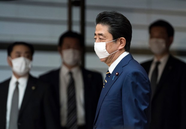 O primeiro-ministro do Japão, Shinzo Abe, usa uma máscara para se proteger do novo coronavírus (Foto: Tomohiro Ohsumi/Getty Images)