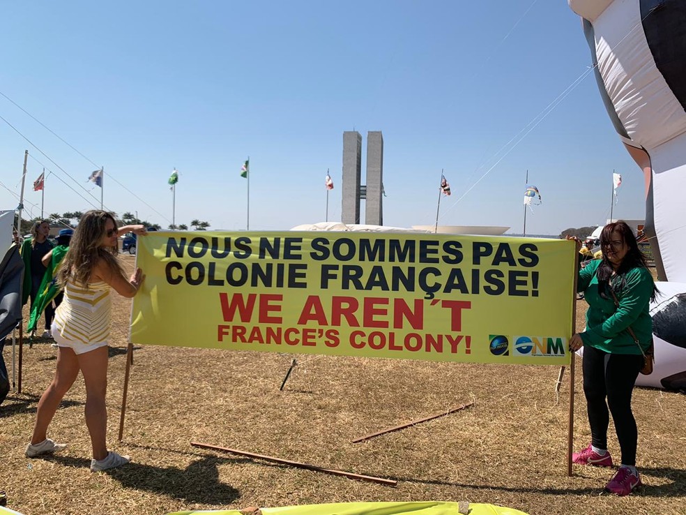 Cartaz de manifestante diz 'Não somos colônia francesa' — Foto: Rafaella Vianna/TV Globo