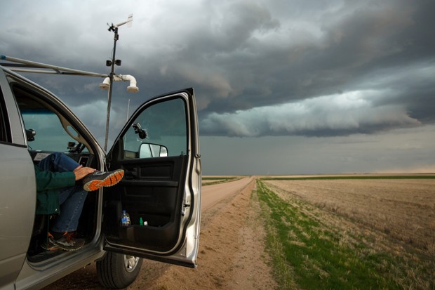 ELBERT COUNTY, CO - MAY 8: Support scientist Tim Marshall, a 40 year veteran of storm chasing, relaxes in the tornado scout vehicle during the last storm of their day, May 8, 2017 in Elbert County outside of Limon, Colorado. With funding from the National (Foto: Getty Images)