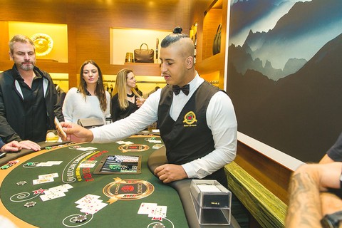 A mesa de Blackjack na Ermenegildo Zegna atraiu muitos dos presentes (foto: Daniel Marafon)