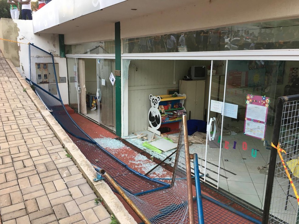 Caminhonete invade creche em ChapecÃ³ nesta terÃ§a-feira (24) (Foto: AndrÃ© Zanfonatto/NSC TV)