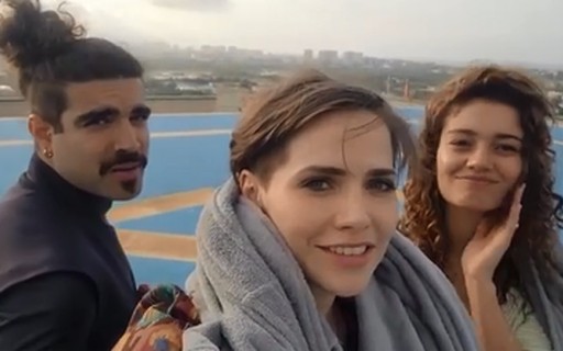 Letícia Colin, Sophie Charlotte e Caio Castro posam juntos em gravações