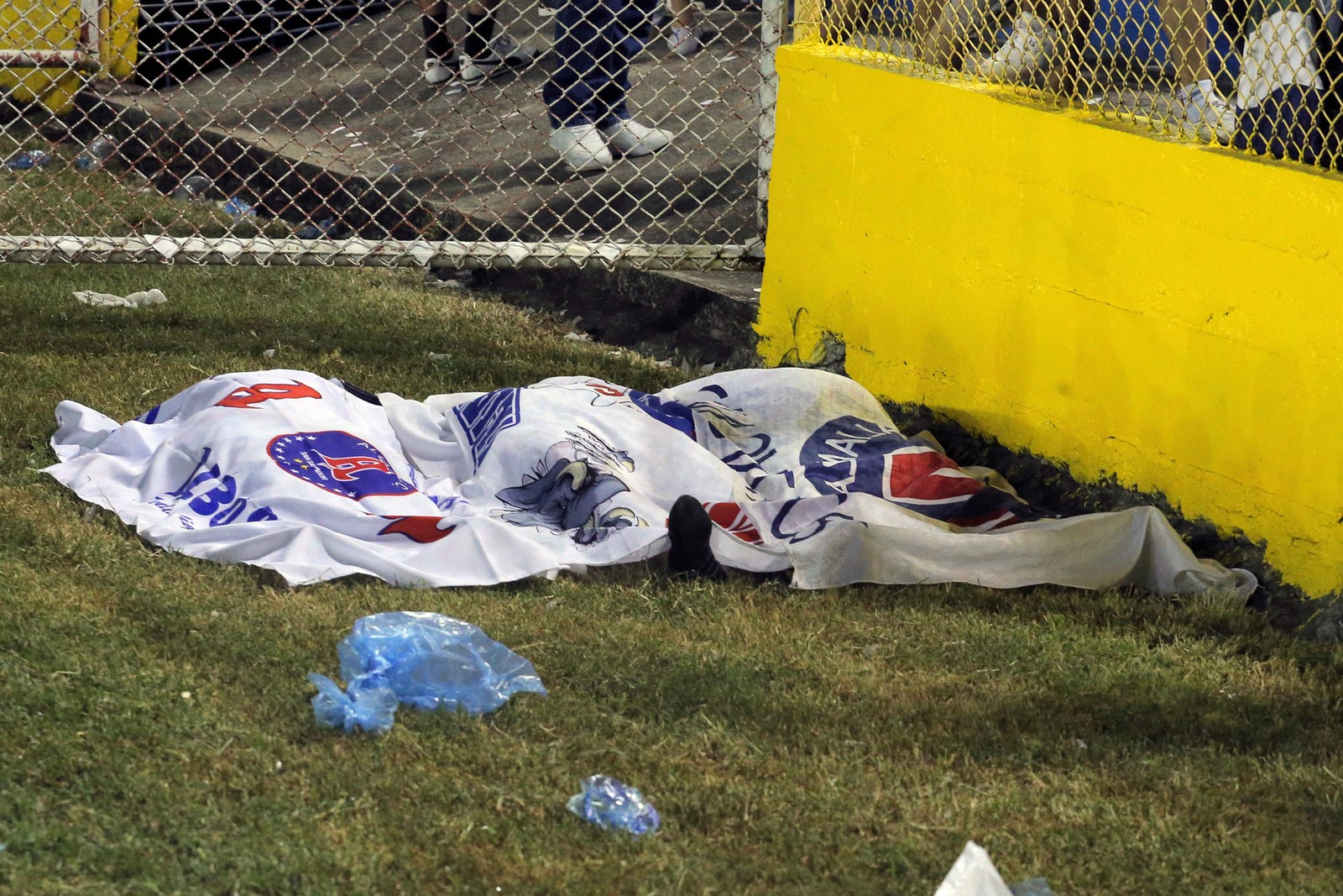A partida foi suspensa enquanto equipes de emergência retiravam as pessoas do estádio — Foto: Milton Flores / AFP