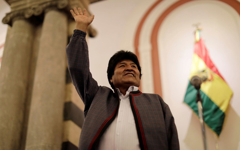 O presidente boliviano Evo Morales acena para apoiadores no palácio presidencial, em La Paz, após o término da eleição, no domingo (20) — Foto: Reuters/Ueslei Marcelino