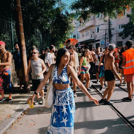 Rupi Kaur aproveita o carnaval brasileiro  — Foto: Reprodução/Instagram 