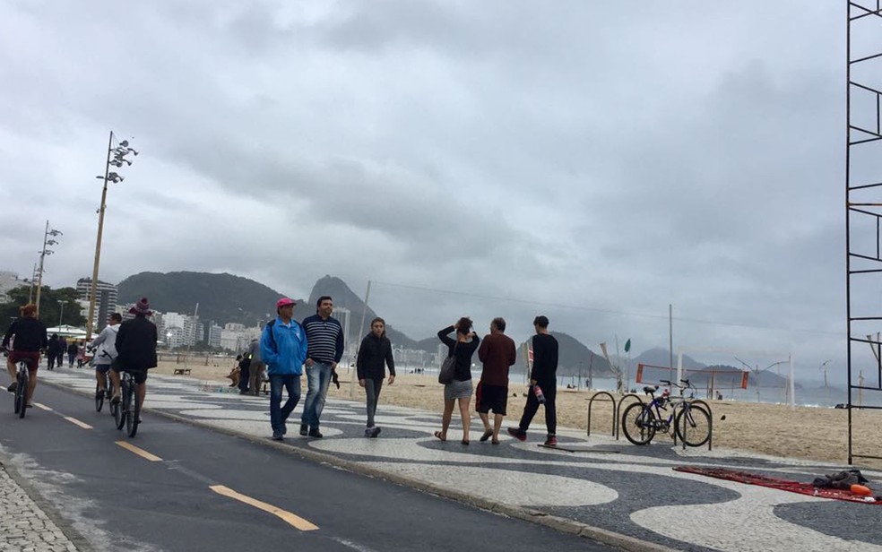 Paisagem do calçadão de Copacabana mudou com o frio (Foto: Káthia Mello/G1)