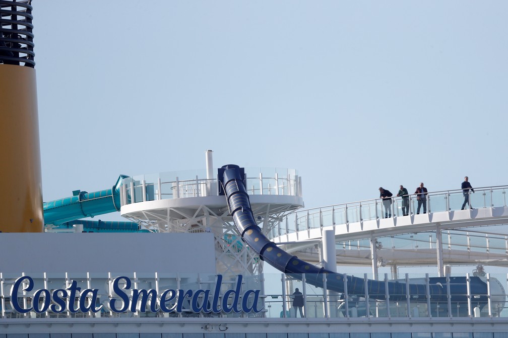 Navio de cruzeiro Costa Smeralda ancorado no porto italiano de Civitavecchia — Foto: Reuters TV