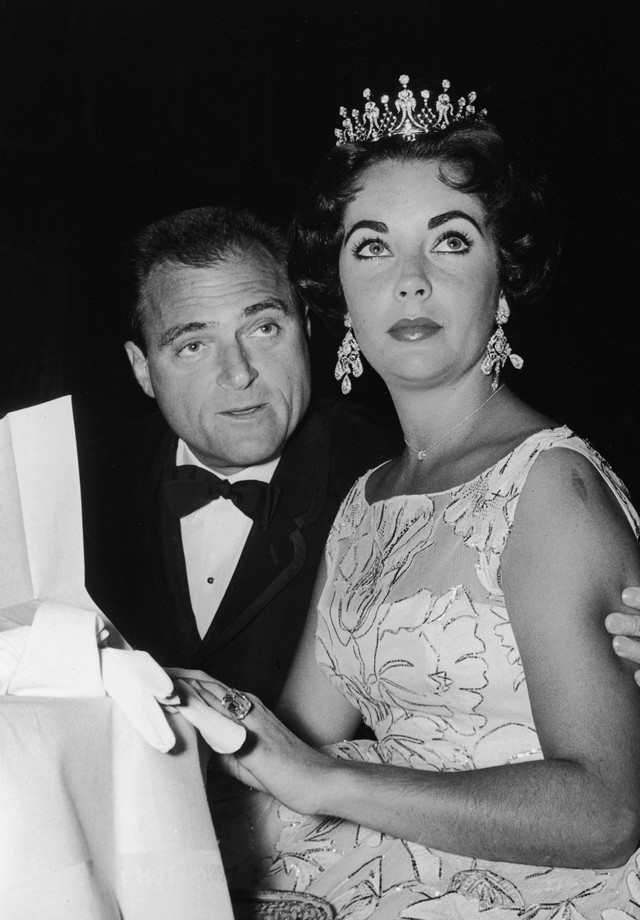 Elizabeth Taylor com Mick Todd no Globo de Ouro no 1957 usando a mesma tiara escolhida para o Oscar daquele ano (Foto: Getty Images)