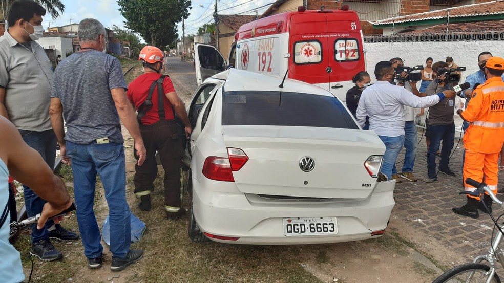 Mulher fica ferida ap&oacute;s carro ser atingido por trem em Natal &mdash; Foto: S&eacute;rgio Henrique Santos/Inter TV Cabugi